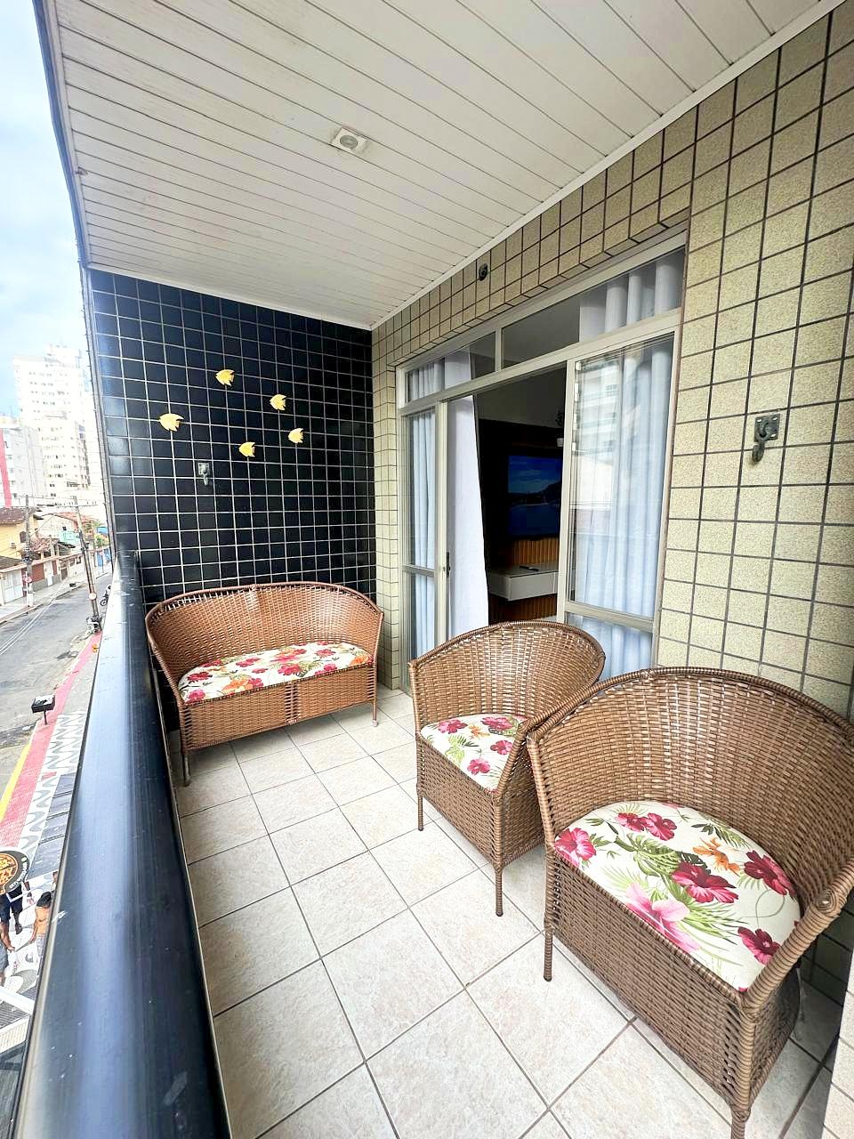 Na quadra do mar, perto do ExtraBom, com varanda de frente, garagem coberta, 2 elevadores, Wi-Fi rápido, Smart TV 55″, cozinha completa e kit praia com cadeiras, guarda-sol e cooler. Ambiente limpo e bem cuidado. O Melhor custo-beneficio