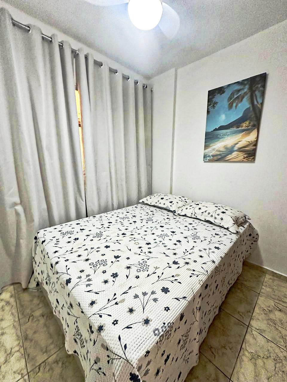 Na quadra do mar, perto do ExtraBom, com varanda de frente, garagem coberta, 2 elevadores, Wi-Fi rápido, Smart TV 55″, cozinha completa e kit praia com cadeiras, guarda-sol e cooler. Ambiente limpo e bem cuidado. O Melhor custo-beneficio