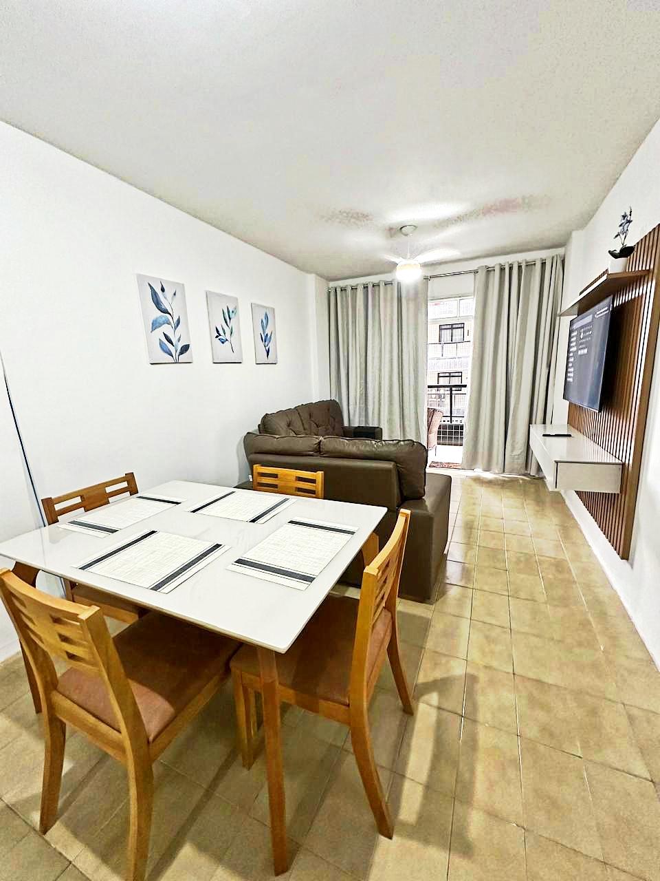 Na quadra do mar, perto do ExtraBom, com varanda de frente, garagem coberta, 2 elevadores, Wi-Fi rápido, Smart TV 55″, cozinha completa e kit praia com cadeiras, guarda-sol e cooler. Ambiente limpo e bem cuidado. O Melhor custo-beneficio