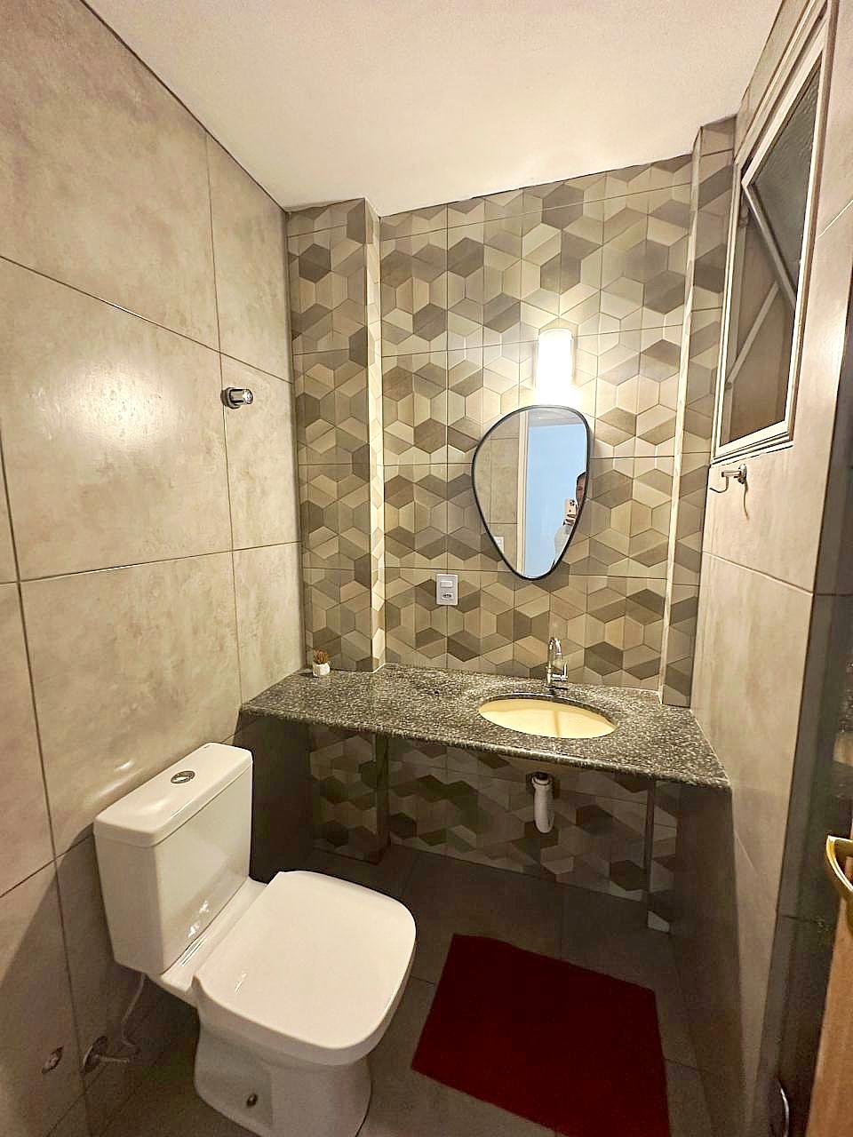 Na quadra do mar, perto do ExtraBom, com varanda de frente, garagem coberta, 2 elevadores, Wi-Fi rápido, Smart TV 55″, cozinha completa e kit praia com cadeiras, guarda-sol e cooler. Ambiente limpo e bem cuidado. O Melhor custo-beneficio