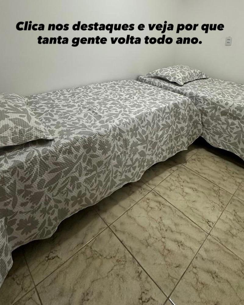 Na quadra do mar, perto do ExtraBom, com varanda de frente, garagem coberta, 2 elevadores, Wi-Fi rápido, Smart TV 55″, cozinha completa e kit praia com cadeiras, guarda-sol e cooler. Ambiente limpo e bem cuidado. O Melhor custo-beneficio