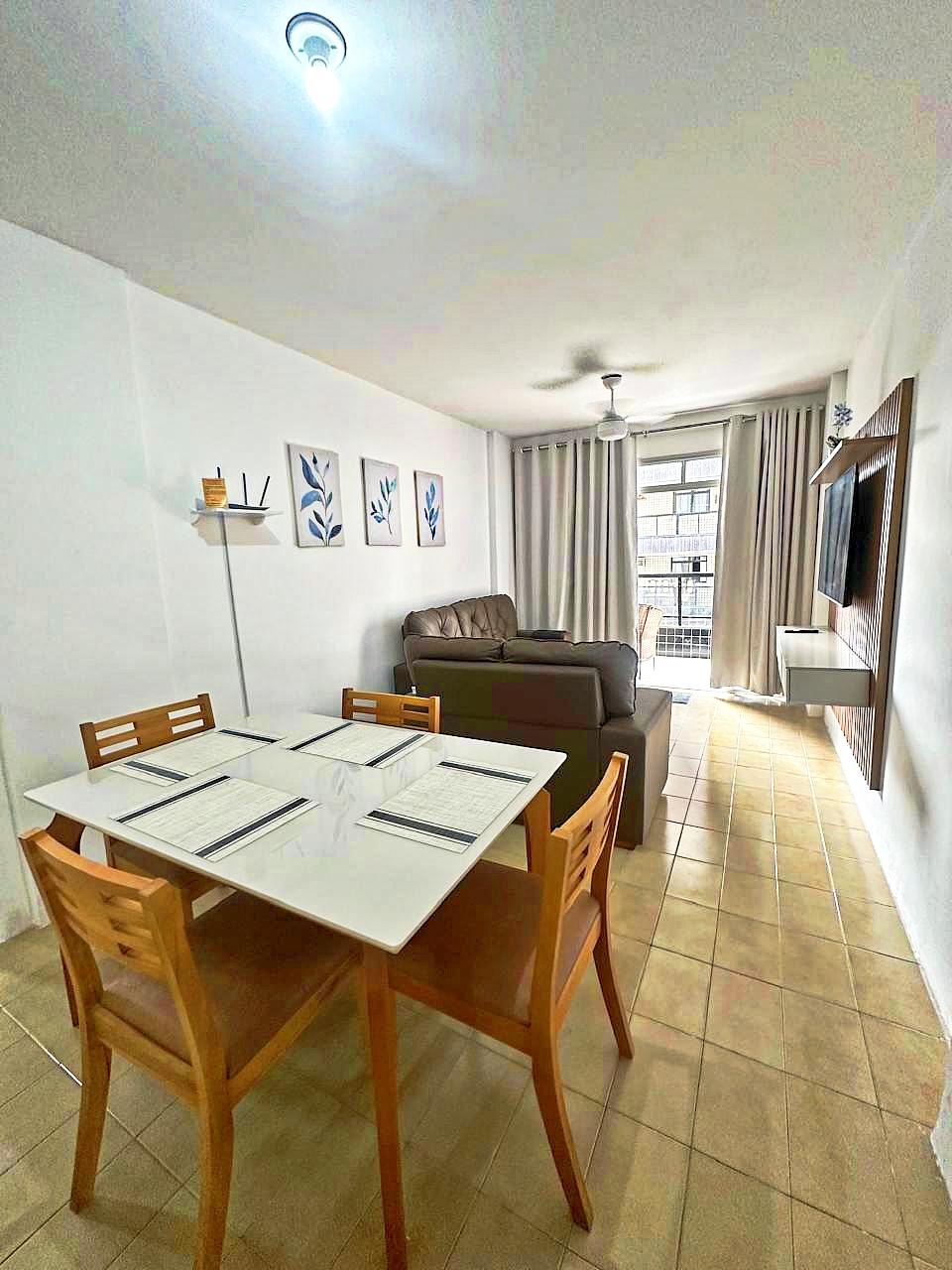 Na quadra do mar, perto do ExtraBom, com varanda de frente, garagem coberta, 2 elevadores, Wi-Fi rápido, Smart TV 55″, cozinha completa e kit praia com cadeiras, guarda-sol e cooler. Ambiente limpo e bem cuidado. O Melhor custo-beneficio