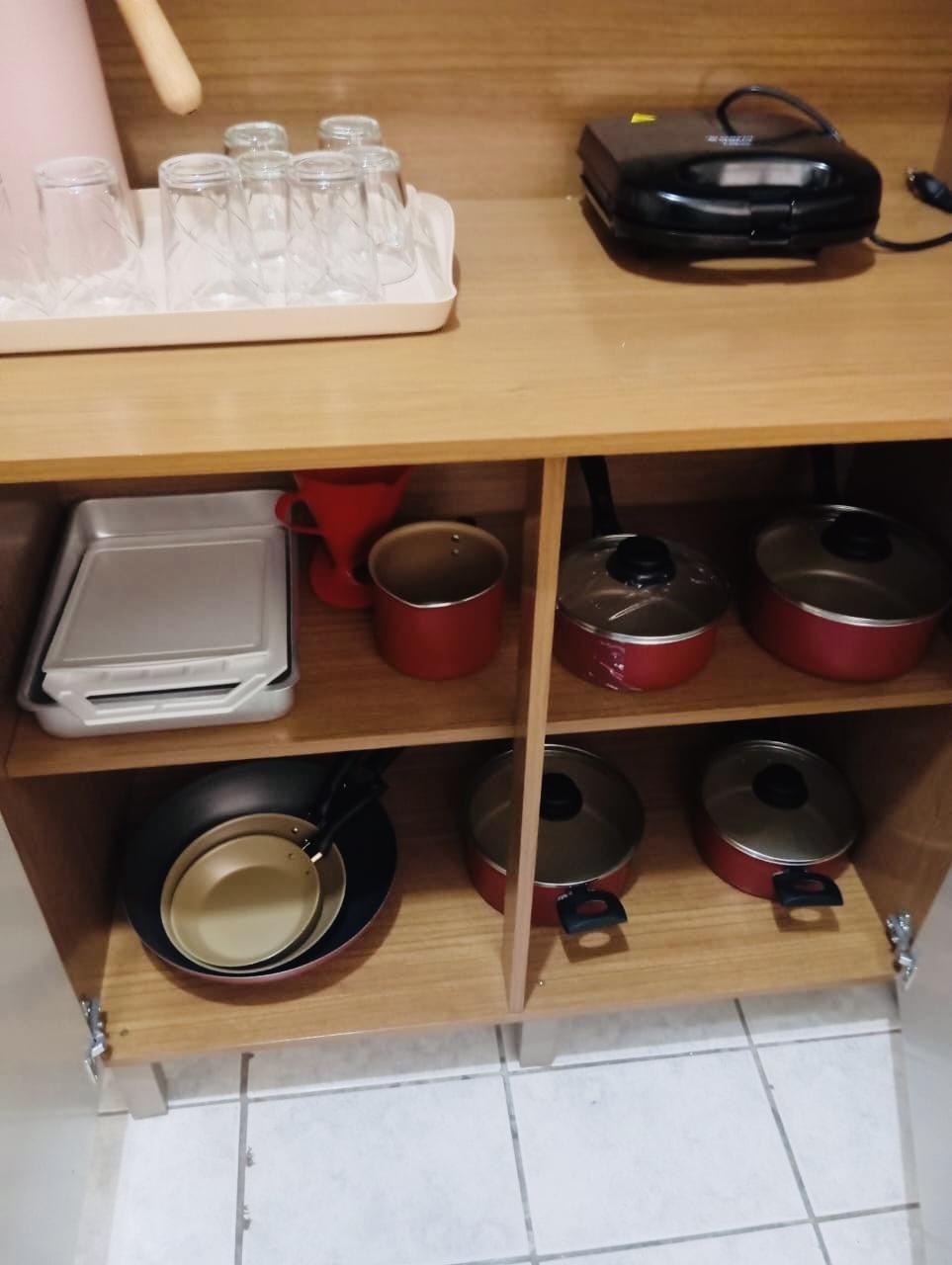 Na quadra do mar, perto do ExtraBom, com varanda de frente, garagem coberta, 2 elevadores, Wi-Fi rápido, Smart TV 55″, cozinha completa e kit praia com cadeiras, guarda-sol e cooler. Ambiente limpo e bem cuidado. O Melhor custo-beneficio