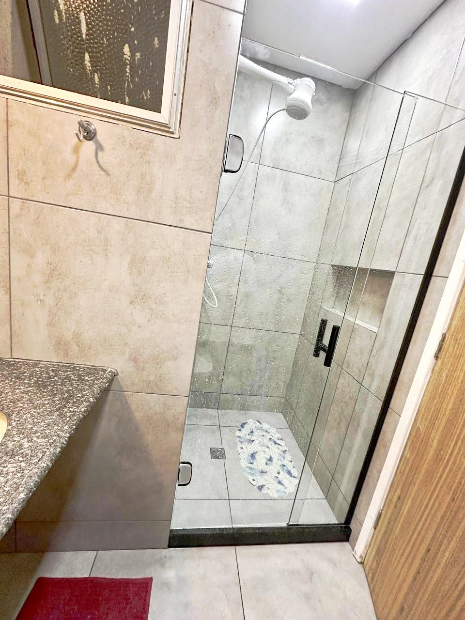 Na quadra do mar, perto do ExtraBom, com varanda de frente, garagem coberta, 2 elevadores, Wi-Fi rápido, Smart TV 55″, cozinha completa e kit praia com cadeiras, guarda-sol e cooler. Ambiente limpo e bem cuidado. O Melhor custo-beneficio