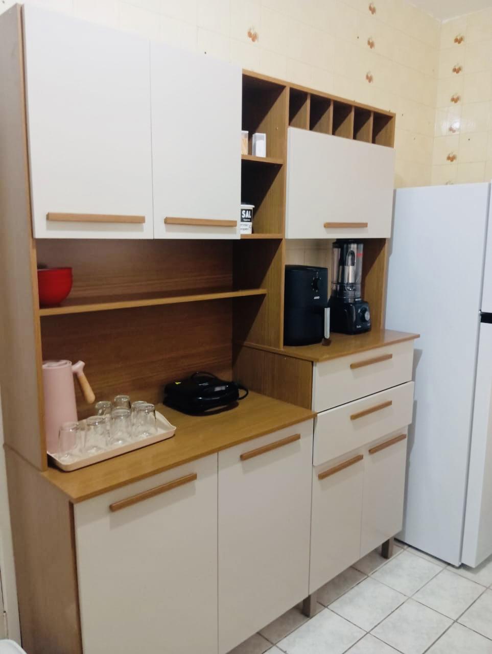 Na quadra do mar, perto do ExtraBom, com varanda de frente, garagem coberta, 2 elevadores, Wi-Fi rápido, Smart TV 55″, cozinha completa e kit praia com cadeiras, guarda-sol e cooler. Ambiente limpo e bem cuidado. O Melhor custo-beneficio