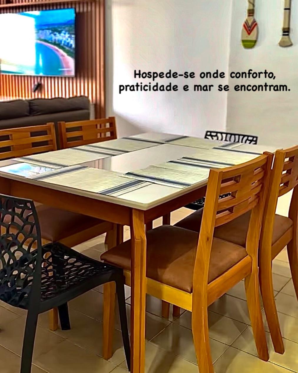 Na quadra do mar, perto do ExtraBom, com varanda de frente, garagem coberta, 2 elevadores, Wi-Fi rápido, Smart TV 55″, cozinha completa e kit praia com cadeiras, guarda-sol e cooler. Ambiente limpo e bem cuidado. O Melhor custo-beneficio