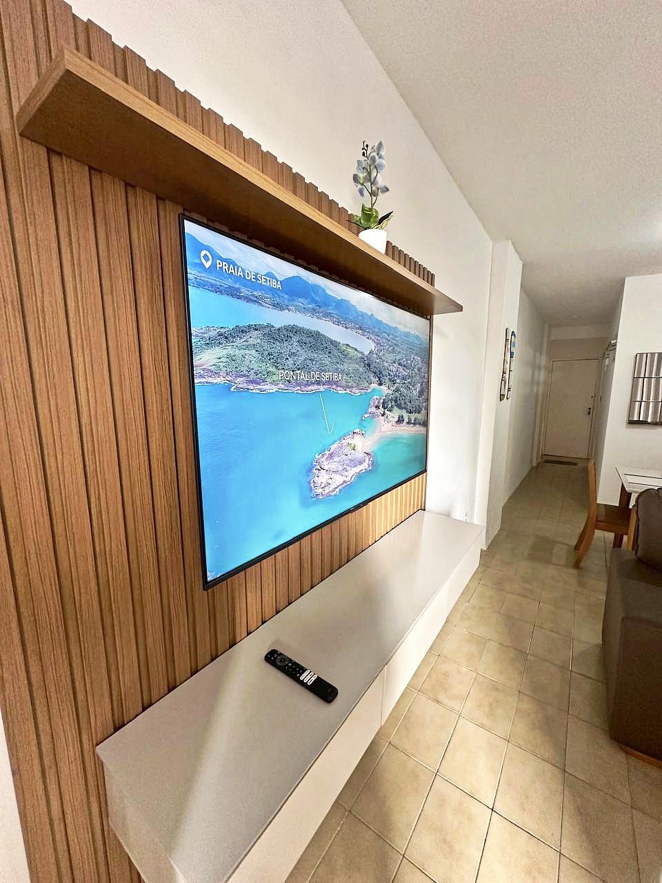 Na quadra do mar, perto do ExtraBom, com varanda de frente, garagem coberta, 2 elevadores, Wi-Fi rápido, Smart TV 55″, cozinha completa e kit praia com cadeiras, guarda-sol e cooler. Ambiente limpo e bem cuidado. O Melhor custo-beneficio