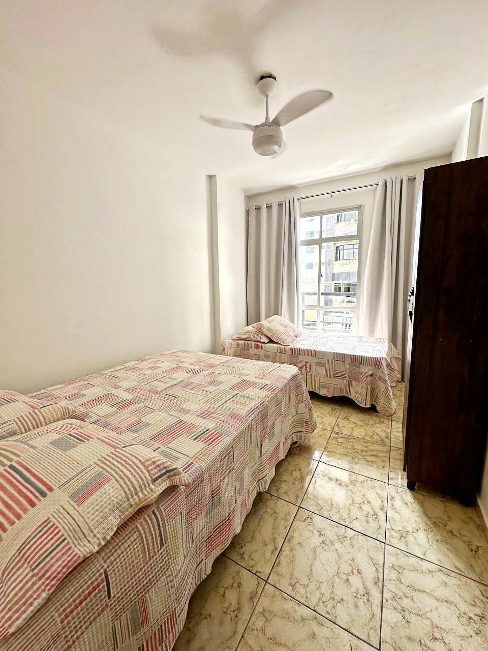 Na quadra do mar, perto do ExtraBom, com varanda de frente, garagem coberta, 2 elevadores, Wi-Fi rápido, Smart TV 55″, cozinha completa e kit praia com cadeiras, guarda-sol e cooler. Ambiente limpo e bem cuidado. O Melhor custo-beneficio