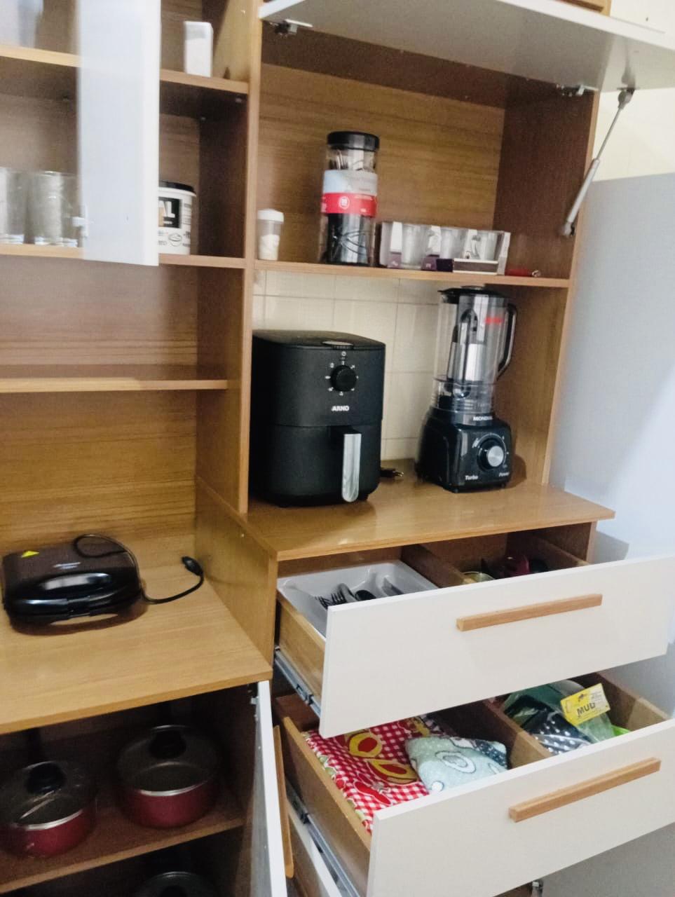 Na quadra do mar, perto do ExtraBom, com varanda de frente, garagem coberta, 2 elevadores, Wi-Fi rápido, Smart TV 55″, cozinha completa e kit praia com cadeiras, guarda-sol e cooler. Ambiente limpo e bem cuidado. O Melhor custo-beneficio