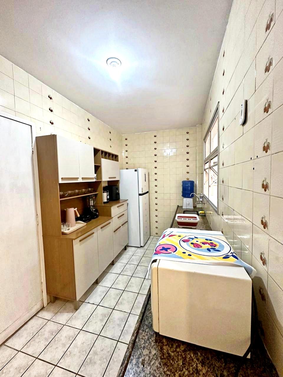 Na quadra do mar, perto do ExtraBom, com varanda de frente, garagem coberta, 2 elevadores, Wi-Fi rápido, Smart TV 55″, cozinha completa e kit praia com cadeiras, guarda-sol e cooler. Ambiente limpo e bem cuidado. O Melhor custo-beneficio