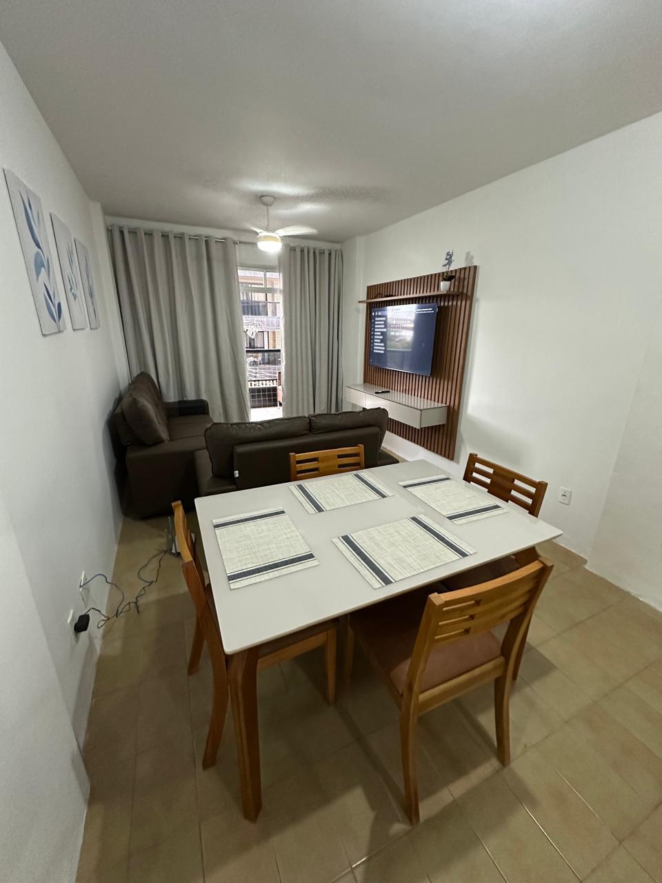 Na quadra do mar, perto do ExtraBom, com varanda de frente, garagem coberta, 2 elevadores, Wi-Fi rápido, Smart TV 55″, cozinha completa e kit praia com cadeiras, guarda-sol e cooler. Ambiente limpo e bem cuidado. O Melhor custo-beneficio